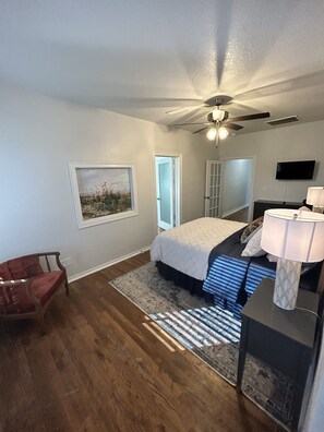 5 bedrooms, free WiFi, bed sheets
