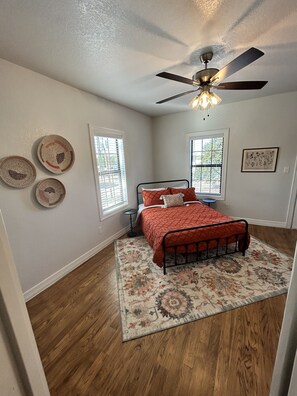 5 bedrooms, free WiFi, bed sheets