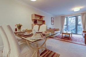 Smart TV - The Foundry | Oxford Holiday Let | 2 Beds & Sleeps 4 (Jericho, Oxford)