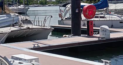 Bateau a Quai Entièrement Climatisé au Centre de L'île de la Guadeloupe