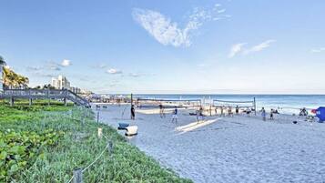 Vlak bij het strand, ligstoelen, strandlakens