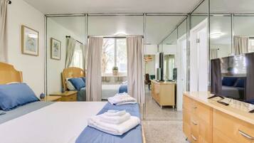 1 slaapkamer, een strijkplank/strijkijzer, gratis wifi, beddengoed