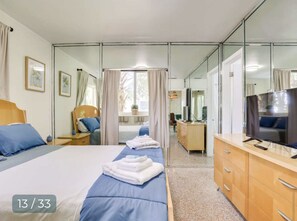 1 slaapkamer, een kluis op de kamer, een strijkplank/strijkijzer