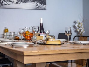 Dining - 10m from ski slopes, view mountain, fireplace or stove, tv, ski locker, 125m², Tignes (Tignes)