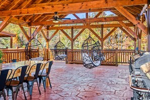 Outdoor dining - Giant Lux Cabin Private Pool Sleep28 Huge Pavilion (Sevierville)