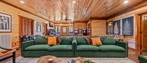 Smart TV, chimenea, videojuegos, futbolito