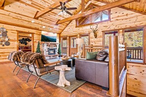 Smart-TV, Kamin, Videospiele, Tischfußball