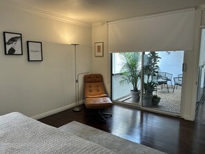 1 dormitorio, tabla de planchar con plancha, wifi y ropa de cama