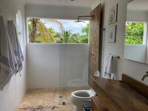 タオル、石鹸、シャンプー、トイレットペーパー