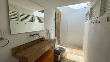 Serviettes fournies, savon, shampoing, papier toilette
