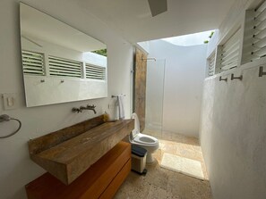 Toallas, jabón, shampoo, papel de baño 