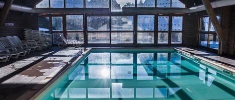Piscina coperta, una piscina riscaldata