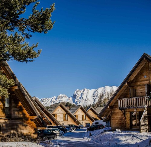 Chalet, 150m du centre station, vue montagne, piscine, sauna, terrasse, parking, télévision