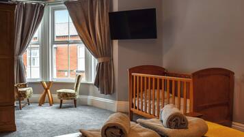 6 bedrooms, free WiFi, bed sheets