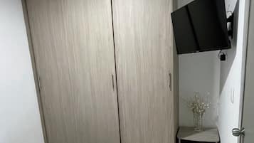 3 habitaciones, tabla de planchar con plancha, wifi y ropa de cama