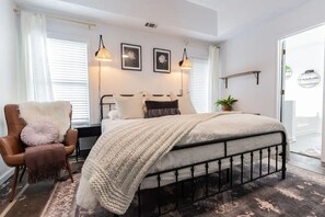 3 dormitoris, planxa i posts de planxar i un bressol de viatge 