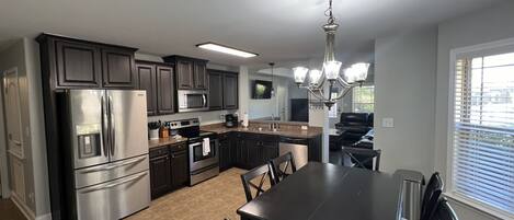 ثلاجة، ميكروويف، فرن، موقد طهي مسطح