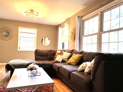 Adorable Comfy 4Bd3Ba Cottage walk to Purdue with Game Arcade + Ping Pong Table!