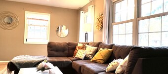 Adorable Comfy 4Bd3Ba Cottage walk to Purdue with Game Arcade + Ping Pong Table!