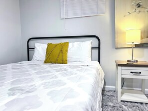 4 bedrooms, desk, iron/ironing board, free WiFi - Adorable Comfy 4Bd3Ba Cottage walk to Purdue with Game Arcade + Ping Pong Table! (West Lafayette)