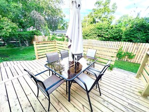 Outdoor dining - Adorable Comfy 4Bd3Ba Cottage walk to Purdue with Game Arcade + Ping Pong Table! (West Lafayette)