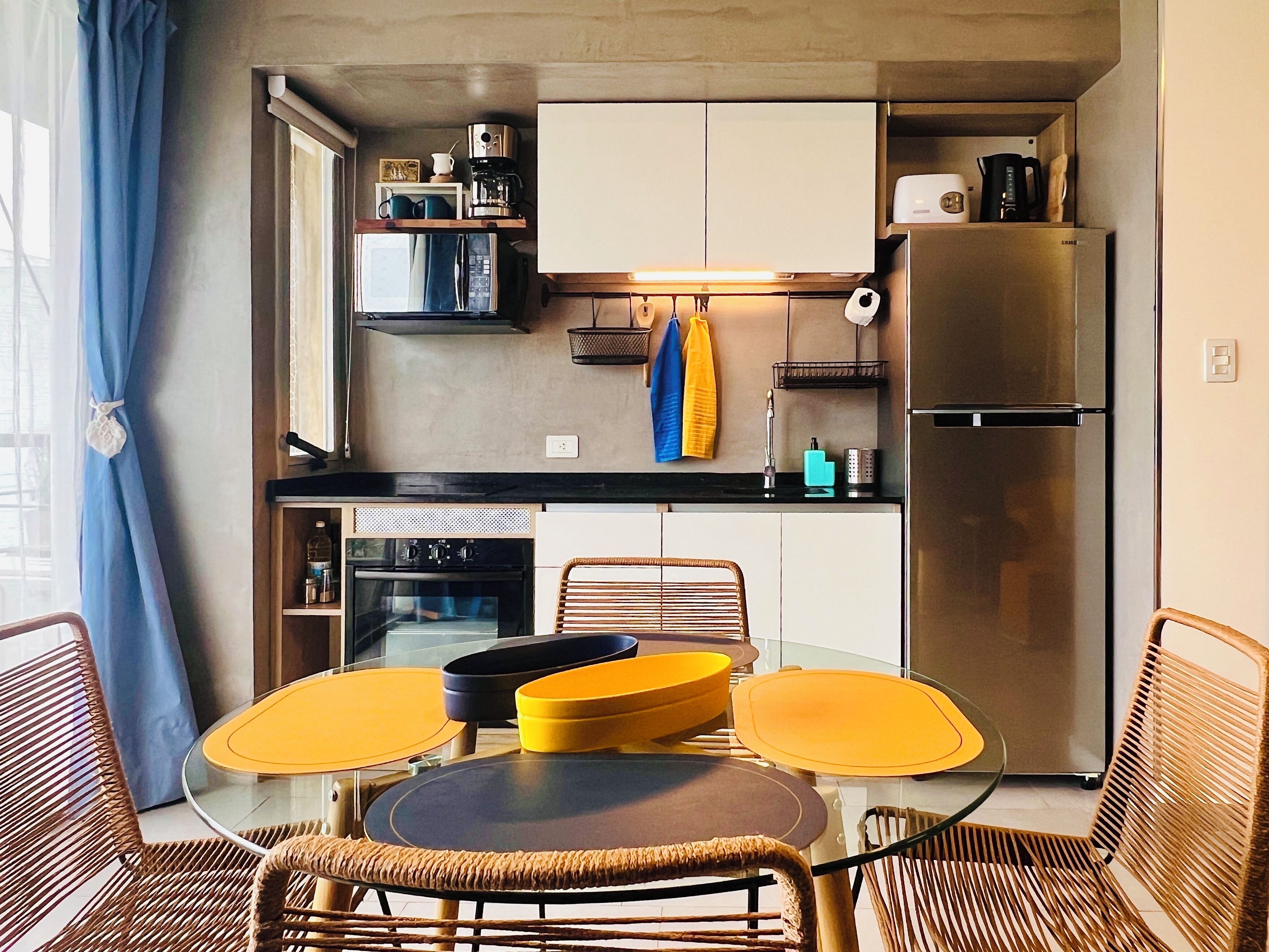 Refrigerador, microondas, horno y parrilla de estufa 