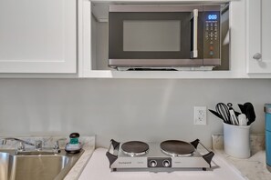 Kühlschrank, Mikrowelle, Wasserkocher mit Kaffee-/Teezubehör, Toaster