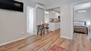 En modern lägenhet med kök, matplats och sovrum.