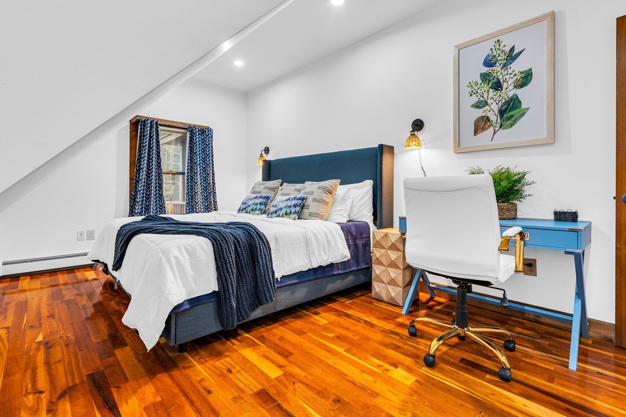Une chambre à coucher avec un lit, un bureau et une chaise.