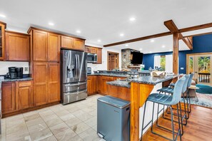 Fridge, microwave, oven, stovetop - Sleeps 20 | Hot Tub | Game Room | Fire Pit |4500SF (Newry)
