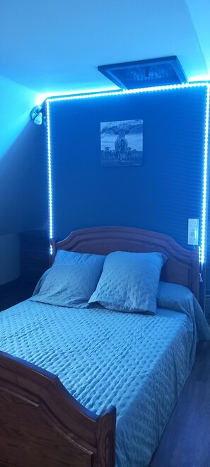 1 habitación, tabla de planchar con plancha, wifi gratis y ropa de cama