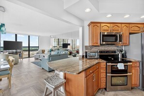 Frigorifero, microonde, forno, piano cottura