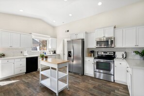 Réfrigérateur, micro-ondes, four, cafetière/bouilloire