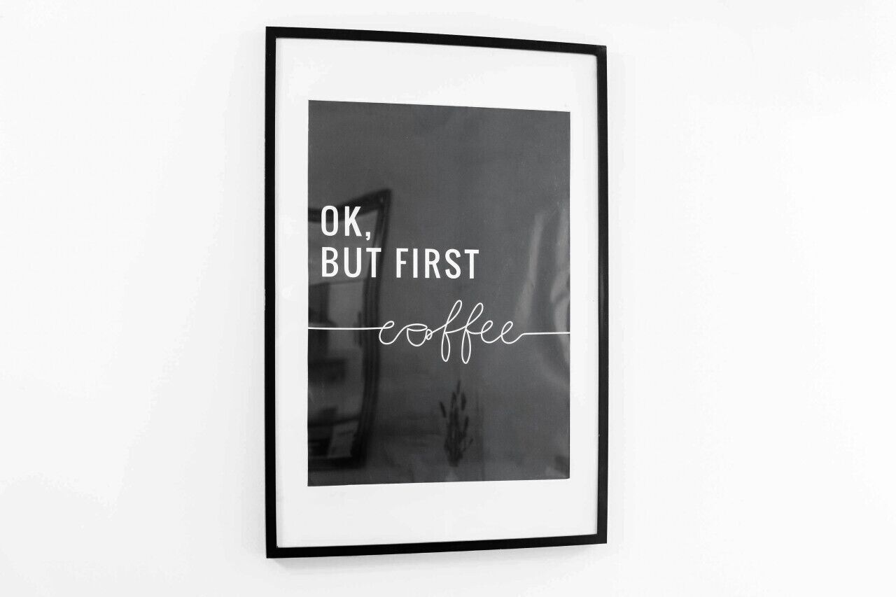 Een ingelijste citaat op een muur.