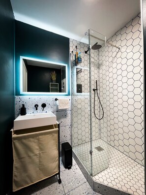 Dusche, Haartrockner, Handtücher, Seife