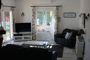 TV - Holiday Villa near Marbella with private pool and 3 bedrooms (Calahonda)