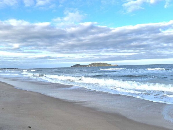 Beach - Linda Casa Ampla, Arejada à Passos da Praia (Morro das Pedras Florianópolis)