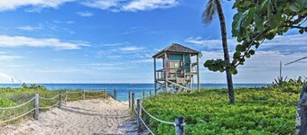 Charming 1-Bedroom Cottage Steps from the Beach!  Large deck & private backyard