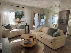 Smart TV - Charming 1-Bedroom Cottage Steps from the Beach!  Large deck & private backyard (Deerfield Beach)