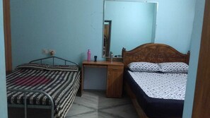 2 slaapkamers, een bureau, een strijkplank/strijkijzer, wifi