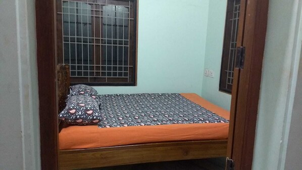 2 bedrooms, desk, iron/ironing board, WiFi