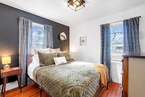 2 bedrooms, desk, iron/ironing board, travel crib - Eclectic Escape - Cute and Cozy - King! (Wichita)