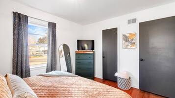 2 bedrooms, desk, iron/ironing board, travel crib