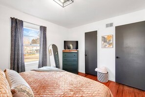 2 sovrum, skrivbord, strykjärn/strykbräda och resesäng