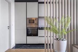 Frigorifero, microonde, forno, piano cottura