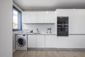 Réfrigérateur, micro-ondes, four, lave-vaisselle