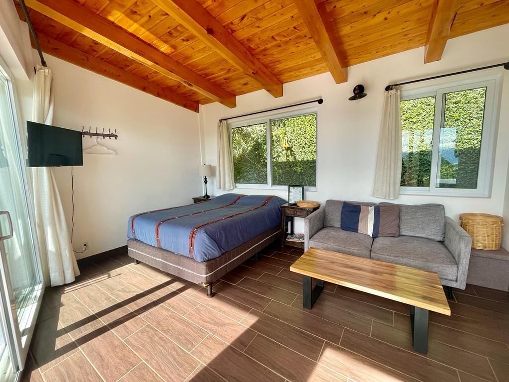 Estudio de lujo | Camas con pillow-top, minibar y espacio para trabajar con laptop 