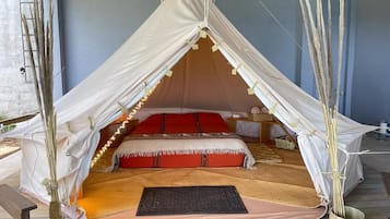 Basic-Zelt | Pillowtop-Betten, Minibar, laptopgeeigneter Arbeitsplatz