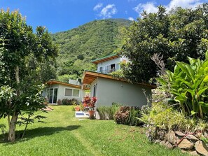 Bungalow – basic | Senger med overmadrass, minibar og skrivebord for bærbar PC