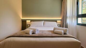 Tabla de planchar con plancha, wifi gratis y ropa de cama